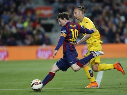 Messi dispara davant d'Arroyo al Camp Nou.