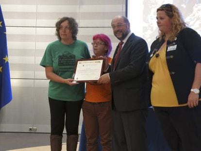 Sara V&aacute;zquez (izquierda), junto con otras dos representantes PAH, recibe el premio Ciudadano Europeo del A&ntilde;o 2013 de manos del presidente del Parlamento Europeo, Martin Schulz.