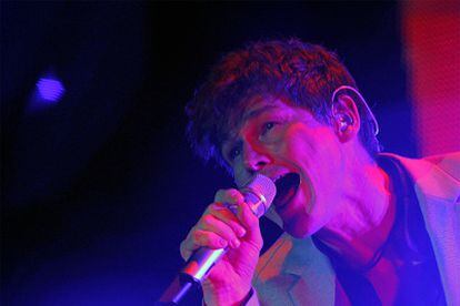 Morten Harket, cantante del grupo noruego A-ha, en un momento del concierto en Vistalegre, en Madrid.