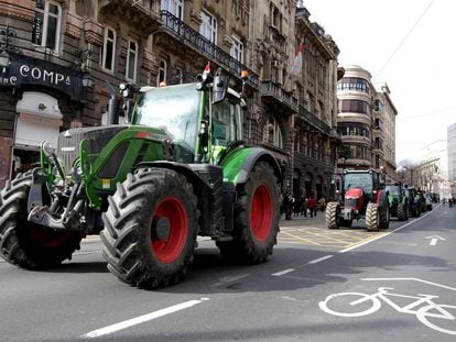 Imagen de tractores durante la protesta en Bilbao, este viernes.
