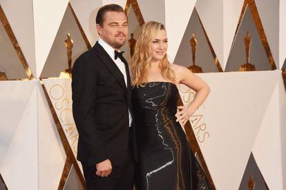 Leonardo DiCaprio y Kate Winslet, en la alfombra roja de los Oscar.
