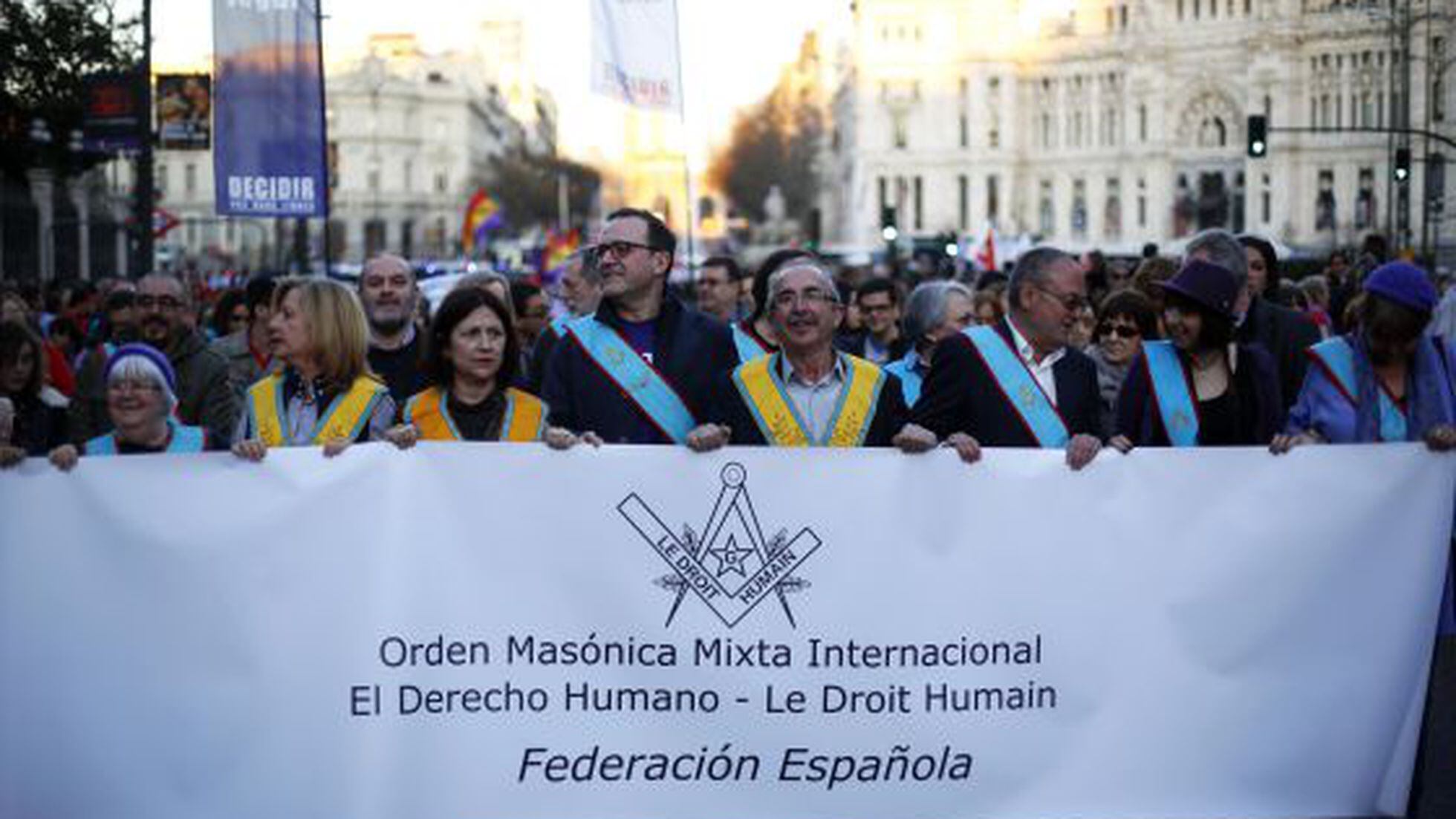 La masonería sale a la calle con atuendos rituales por primera vez en  España | Sociedad | EL PAÍS