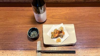 Tempura de carxofes i llagostí amb el sake que proposa la sumiller Kana.