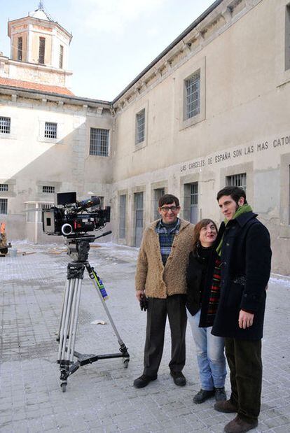 El actor Andrés Herrera, junto con Ana Murugarren y Quim Gutiérrez en uno de los patios de la cárcel segoviana (de izqda. a dcha.).