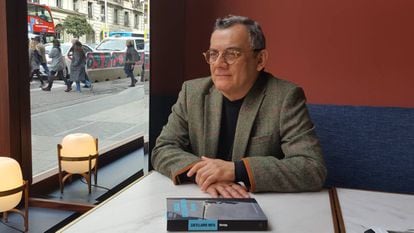 El escritor Horacio Castellanos Moya con su última novela, Moronga (2018).