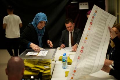 Una mujer deposita su papeleta en un centro electoral de Estambul. 
