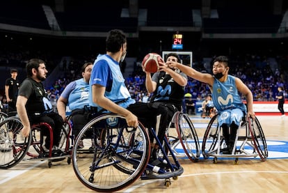 La escuela de baloncesto en silla de ruedas "ESTUAMEB" durante una exhibición en el WiZink. /CLUB ESTUDIANTES