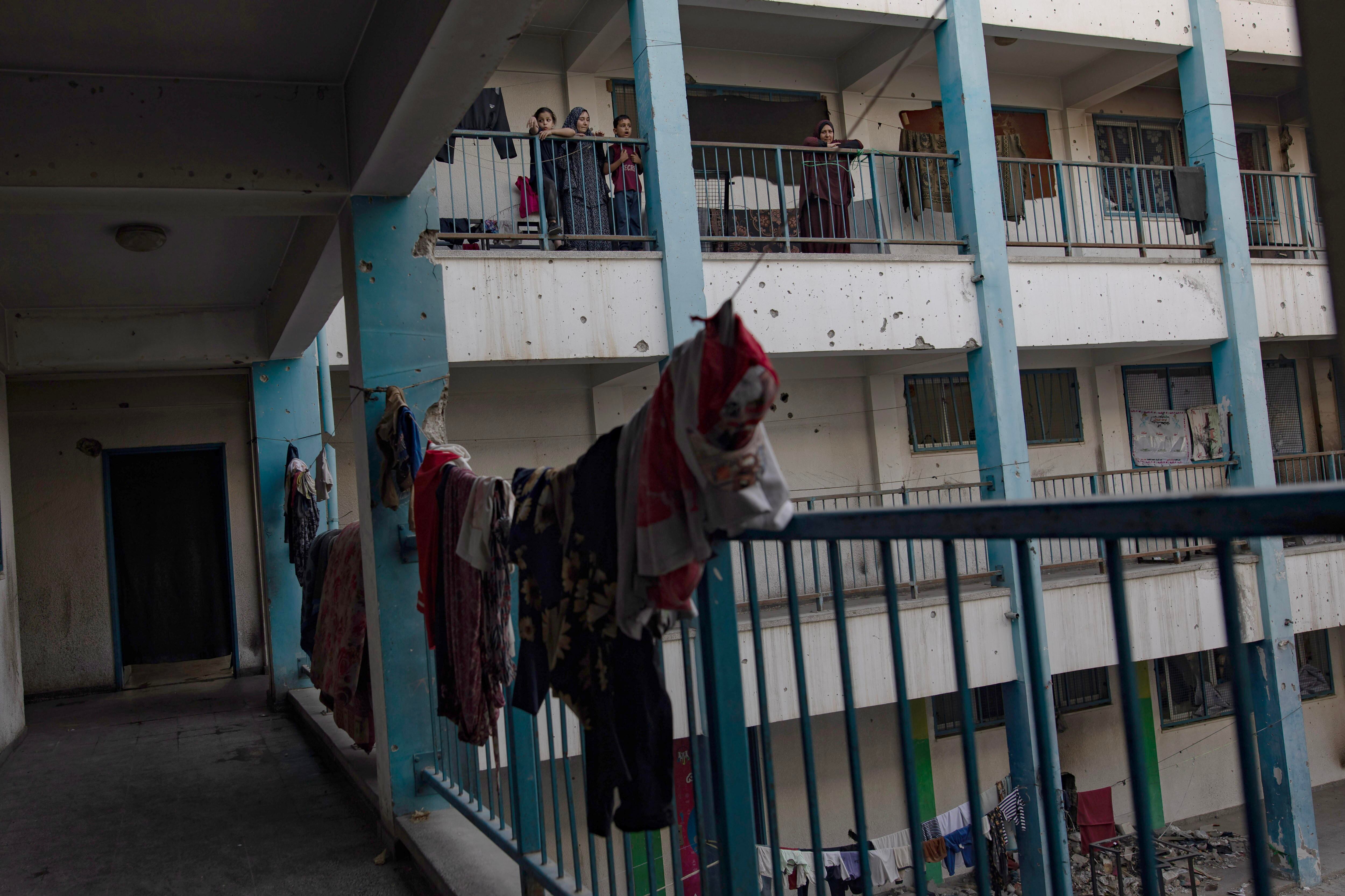 Palestinos desplazados en una escuela de Jan Yunis este domingo. 