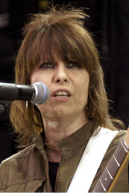 Chrissie Hynde

	Largo sobre el rostro, el flequillo casi se le mete en los ojos a la cantante de The Pretenders. No es un efecto casual; Hynde, que siempre acentúa su mirada con kôhl negro, se asoma al mundo por detrás de esta cortina desfilada que casa a la perfección con su aspecto indómito e incluso un poco intimidante. Era como si el bob que Vidal Sassoon popularizó en los años 60 se hubiera vuelto loco con unas tijeras en la mano. La referencia más inmediata es Joan Jett o cualquiera de los chicos que entonces eran los reyes del rock: de Keith Richards a Ian Hunter.