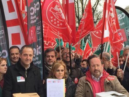 Representantes de los sindicatos del sector ahorro en la entrega de firmas de protesta por el convenio.