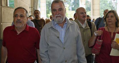 Antonio Rodrigo Torrijos, en el centro, en los juzgados de Sevilla en 2011. 