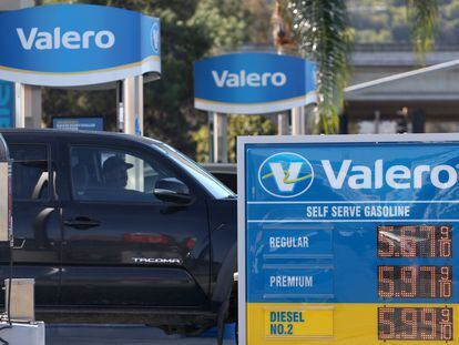 Precios del combustible en una gasolinera de San Rafael, California.