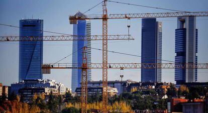 Gr&uacute;as de construcci&oacute;n en la zona de Montecarmelo, en Madrid.