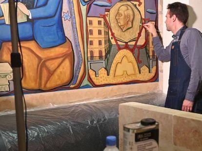 Un técnico inicia las labores de pintura sobre el rostro de Franco en el mural del Ayuntamiento de Salamanca.