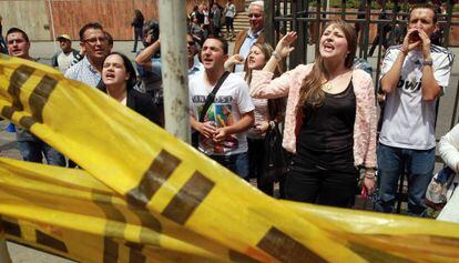 Un grupo protesta en contra de la adopci&oacute;n por parte de homosexuales, en Bogot&aacute;. 