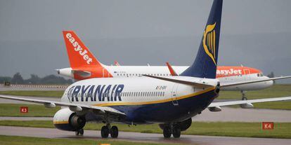 Un avión de Ryanair, junto a otro de Easyjet, en el aeropuerto de Manchester.