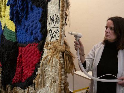 La restauradora de la Fundación Joan Miró, Elisabet Serrat, durante los trabajos de conservación en el gran tapiz.