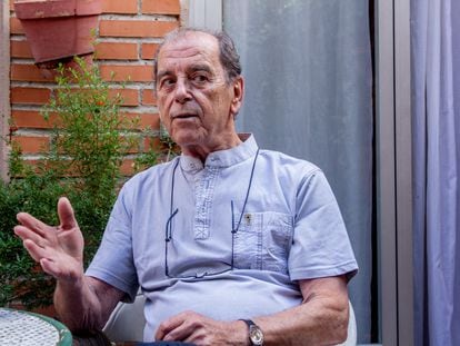 El sacerdote Enrique de Castro en su casa de Madrid en septiembre de 2016.