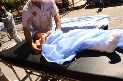 Un ni&ntilde;o herido es trasladado este mi&eacute;rcoles a un hospital, en Alepo