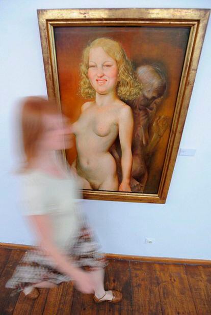 Una mujer pasa por delante de la obra 'Vanitas', del pintor alemán Otto Dix, en el Museo de Arte Moderno de Passau (Alemania).