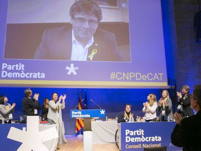 Artur Mas (derecha) aplaude antes de la intervenci&oacute;n de Carles Puigdemont en la reuni&oacute;n del PDeCAT.