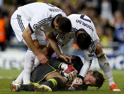 Weidenfeller intenta impedir que Cristiano y Benzema se hagan con el balón.