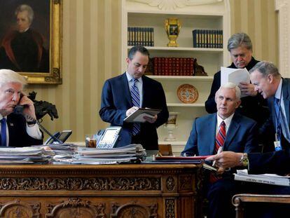 El Presidente Donald Trump, acompa&ntilde;ado por Reince Priebus, Mike Pence, Steve Bannon, Sean Spicer y Michael Flynn, en el despacho Oval de La Casa Blanca en Washington, EE.UU. 