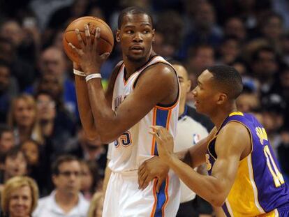 Durant, con el bal&oacute;n ante Wesley Johnson.
