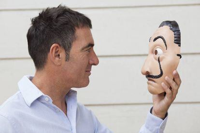 Álex Pina, con la máscara de Dalí que usan los atracadores de 'La casa de papel'.