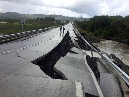 Destrozos en una carretera tras el terremoto de diciembre.