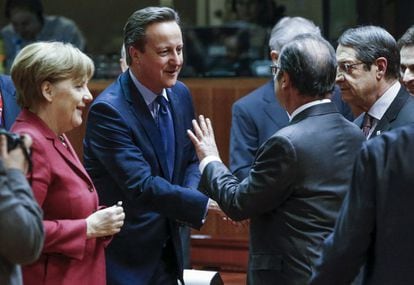 La cancellera alemanya, Angela Merkel; el primer ministre britànic, David Cameron, i el president francès, François Hollande, d'esquena, aquest dijous a Brussel·les.