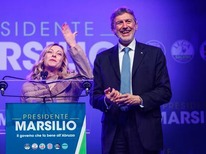 Giorgia Meloni y el gobernador de la región de Abruzo, Marco Marsilio, durante un acto de campaña el pasado miércoles.