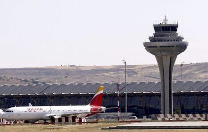 A la derecha, la torre de control del aeropuerto Madrid-Barajas