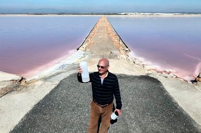 El microbiólogo Francis Mojica, en las Salinas de Santa Pola (Alicante), en 2017.