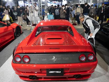 Deportivo Ferrari clásico en el Salón del Automóvil de Tokio.