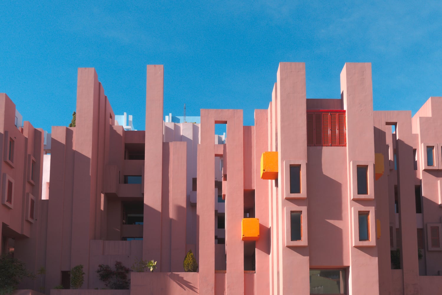 La Muralla de Roja, en Calpe, del arquitecto Ricardo Bofill, es probablemente el edificio más instagrameado de España. |