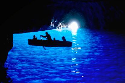 A la Grotta Azzurra, una amplia cueva marina de la costa de Capri (Italia) se accede en bote de remos por una pequeña abertura que ilumina el interior con un intenso azul eléctrico. Conviene visitarla temprano, cuando aún no hay demasiados turistas.