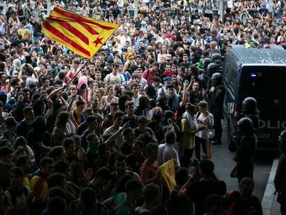 Manifestantes en el aeropuerto de Barcelona, este lunes.