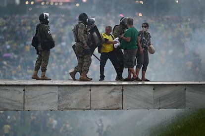 Integrantes de las fuerzas del orden brasileñas se enfrentaban el domingo a partidarios de Bolsonaro, en el Palacio de Planalto de Brasilia.
