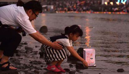 Un padre y su hija comemoran el 70 aniversario del ataque at&oacute;mico sobre Hiroshima (Jap&oacute;n), el 6 de agosto de 2015. 