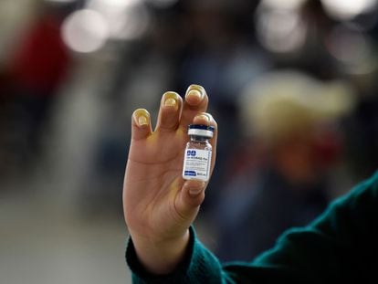 Una enfermera mexicana sostiene un vial de la vacuna rusa Sputnik V.