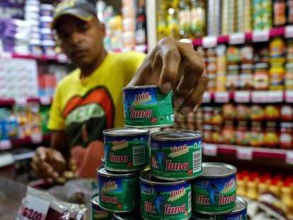 Latas de atún en un mercado de Venezuela.