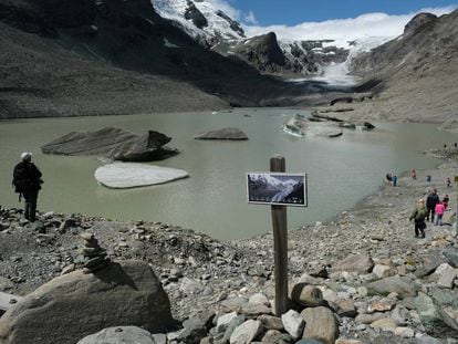 Una señal muestra el nivel del glaciar Pasterze (Austria) en 2010 y su estado el pasado verano. 