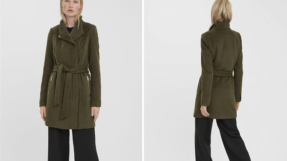 Beis, gris o verde son algunos de los colores en los que está disponible este abrigo de mujer. VERO MODA.