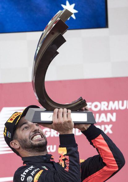 Daniel Ricciardo levanta su trofeo después de ganar el Gran Premio de Azerbaiyán.
