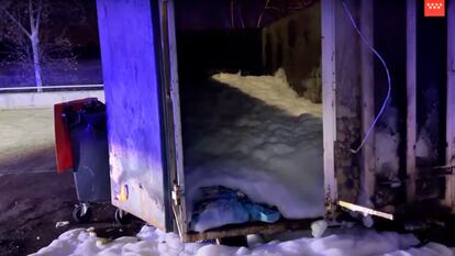 Contenedor de residuos junto al que se ha localizado el cadáver de un varón fallecido por quemaduras, en Parla.
