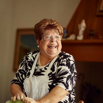 Leondina Micolucci amasa su cocina en Zattaglia.