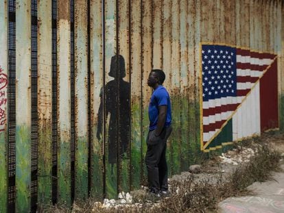 Un hombre, en el muro que separa México de Estados Unidos, en Tijuana.