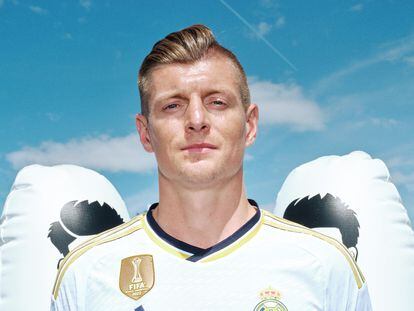 Toni Kroos posa en la ciudad deportiva de Valdebebas, en exclusiva para ICON, con la nueva camiseta Adidas para el Real Madrid.