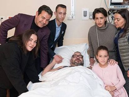 El rey Mohamed VI de Marruecos junto con sus allegados en un hospital de París.